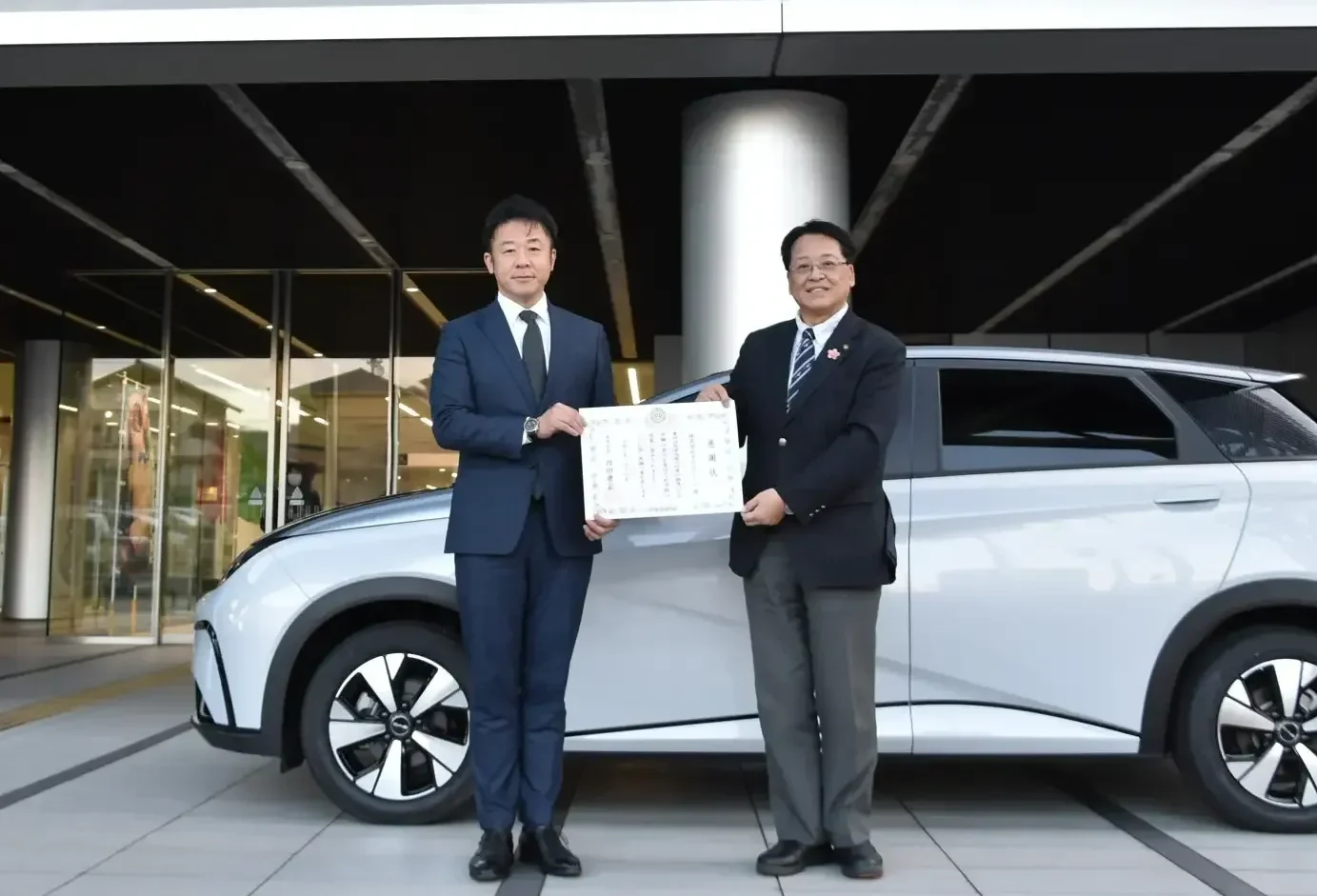 株式会社ネクステージ広報室長 酒井 啓資氏（左）、愛知県岡崎市 内田 康宏市長